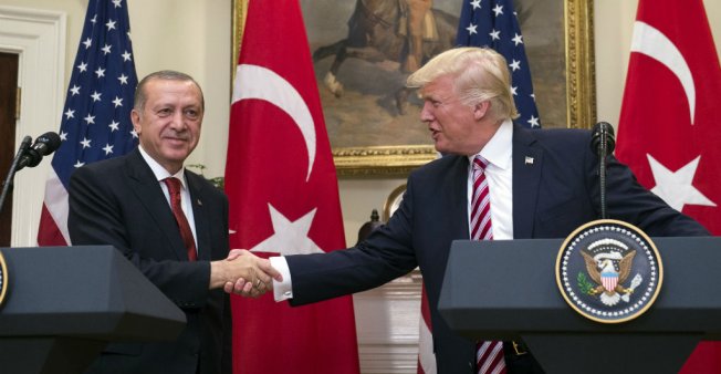 Selon Ankara, Trump accepte de stopper les livraisons d'armes aux Kurdes en Syrie
