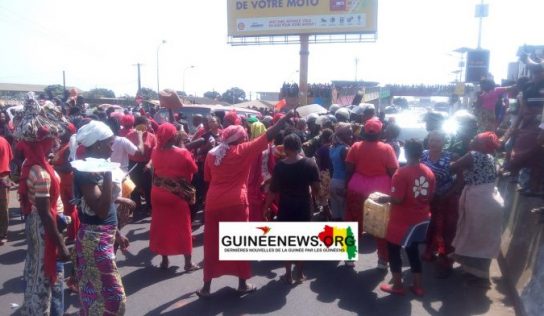 Printemps guinéens approche : des femmes en colère paralysent la circulation à Gbessia