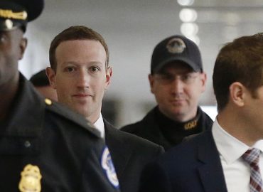 Zuckerberg coincé  devant le congrès : Facebook trahit ses abonnés depuis des années