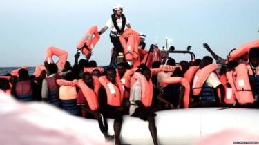 Madrid accepte d’accueillir un bateau de migrants bloqué par Rome