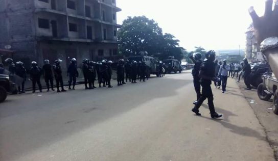 Yimbaya Tannerie : situation tendue, la police charge la foule au gaz lacrymogène. 