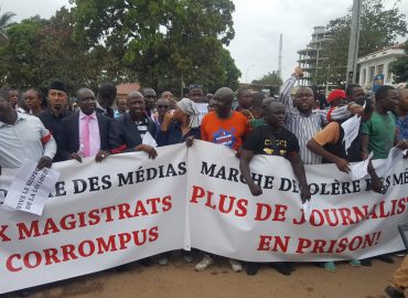 Opinion : GUINÉE /  » LE POUVOIR DU JOURNALISTE NE SE FONDE PAS SUR LE DROIT DE POSER UNE QUESTION, MAIS SUR CELUI D’EXIGER UNE RÉPONSE.  » Milan Kundera