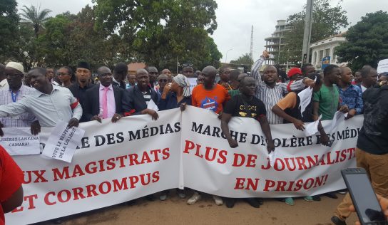 Opinion : GUINÉE /  » LE POUVOIR DU JOURNALISTE NE SE FONDE PAS SUR LE DROIT DE POSER UNE QUESTION, MAIS SUR CELUI D’EXIGER UNE RÉPONSE.  » Milan Kundera