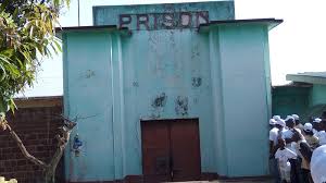 Risque d’évasion à Kindia : ” c’est le chef de gang de Labé  Mamadou Moussa qui veut attaquer la prison civile”, alerte un détenu.