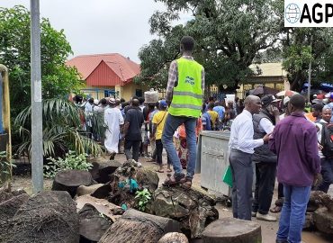 Conakry-Faits divers : la jambe gauche d’un jeune coincée entre deux dalles