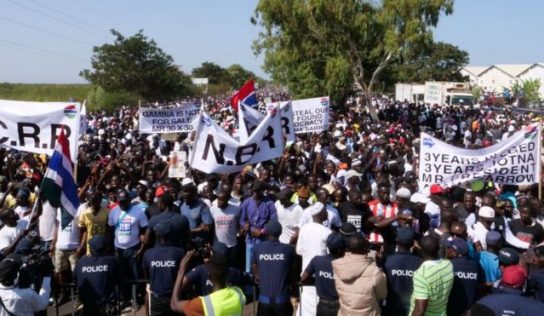 Gambie: Adama Barrow invité à quitter le pouvoir