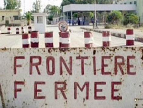 un poste frontière fermé entre la Guinée et le Sierra Leone