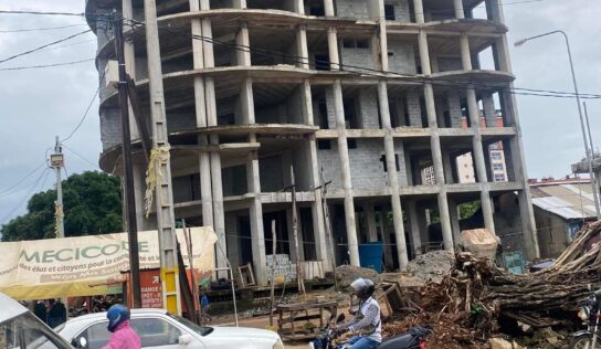 Une brique d’un immeuble en construction coûte la vie à une dame à Sandervalia