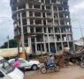 Une brique d’un immeuble en construction coûte la vie à une dame à Sandervalia