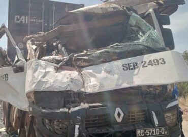 Kouroussa : une collision entre un mini bus et un camion remorque fait deux morts et des blessés