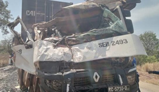 Kouroussa : une collision entre un mini bus et un camion remorque fait deux morts et des blessés