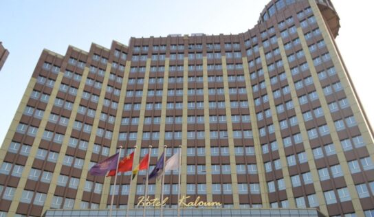 Propriétaire de l’hôtel Kaloum, le Chinois Dennis Lin avance dans la<br>bauxite