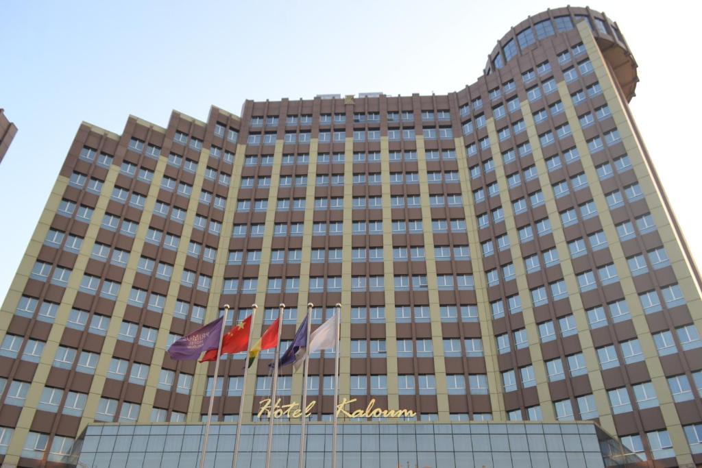 Propriétaire de l’hôtel Kaloum, le Chinois Dennis Lin avance dans la<br>bauxite