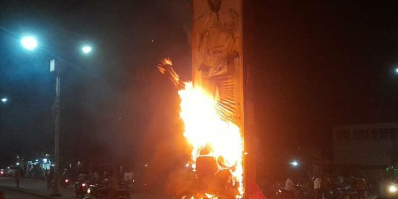 Kankan : les manifestants brûlent l’effigie du colonel Mamadi Doumbouya au rond-point Komarala loisirs