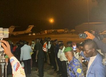Aéroport AST : la première vague de migrants guinéens venus de Tunisie accueillie par le colonel Doumbouya