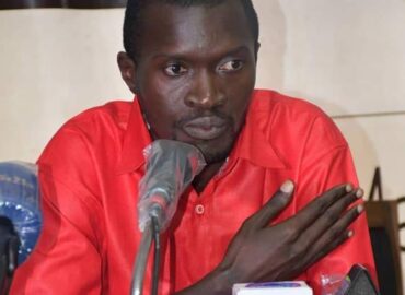 Sekou koundouno tacle Bill de Sam: « Les Guinéens n’ont pas souhaité l’arrivée au pouvoir de militaires tueurs »