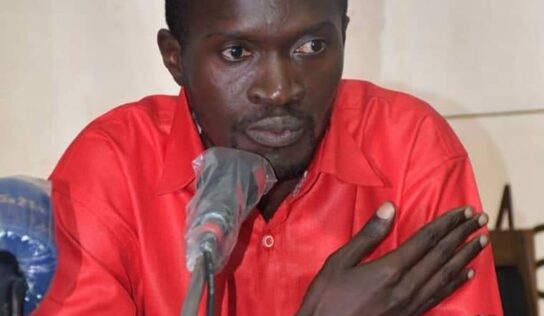 Sekou koundouno tacle Bill de Sam: « Les Guinéens n’ont pas souhaité l’arrivée au pouvoir de militaires tueurs »