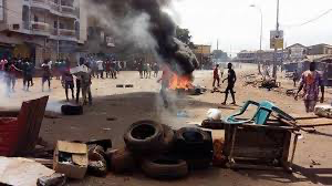 Protestations contre le manque d’électricité à Conakry : Des jeunes barricadent la chaussée à Bomboli (Koloma)