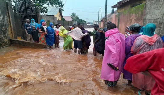 Tragédie des inondations à Anta  marché  : Une vieille et une petite fille emportées par les eaux .