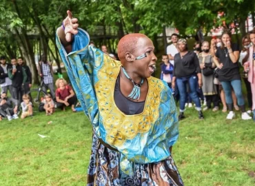 Aïssata Kouyaté, une griotte ambassadrice de la danse traditionnelle guinéenne à Paris