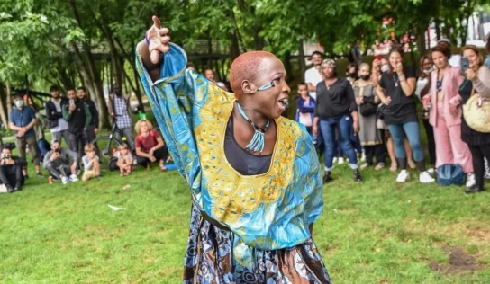 Aïssata Kouyaté, une griotte ambassadrice de la danse traditionnelle guinéenne à Paris